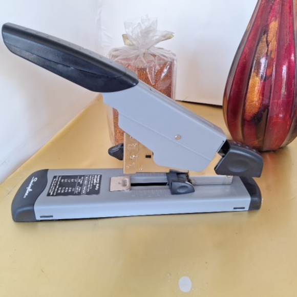 Heavy Duty Stapler - Picture 2 of 5